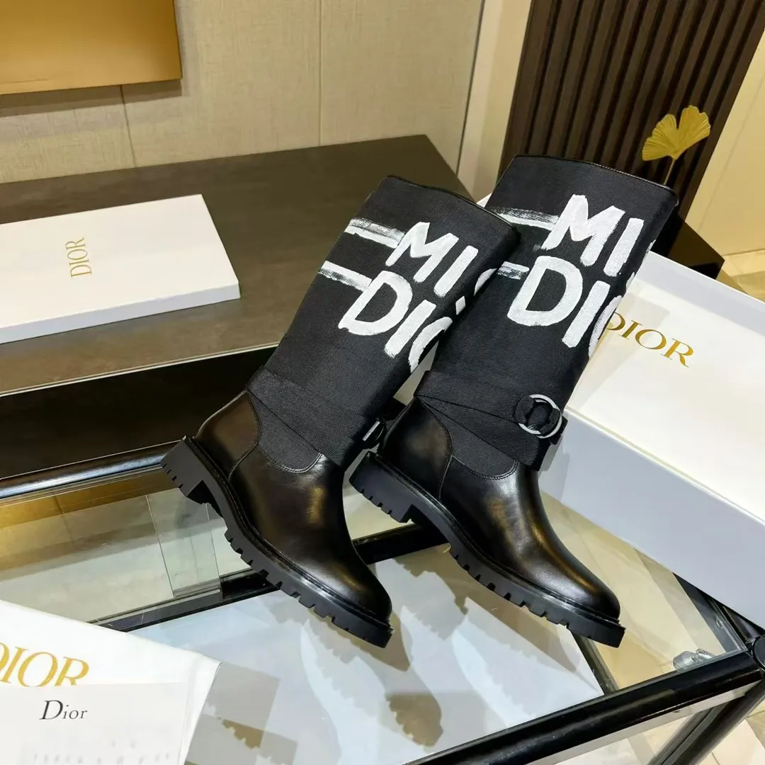 👟👟Ex-factory price 680👟👟 Dior-Major graffiti knight boots. Handsome boots use unique design elements to create a striking appearance. Made of black technical fabric and cow leather, they can be easily put on and taken off. Taking inspiration from the Dior Book Tote bag, it features a two-tone "Christian Dior" signature on the top. Adjustable nylon strap with "CD" logo and corrugated rubber sole form the basis of the eye-catching silhouette. "Christian Dior" logo on the shaft. Technical fabric band around the ankle with brass ring. Notched rubber sole decorated with Christian Dior's lucky star symbol. Size: #35-41 (40 41 custom-made, non-refundable)